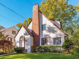 3 Carey Rd, Great Neck, NY 11021