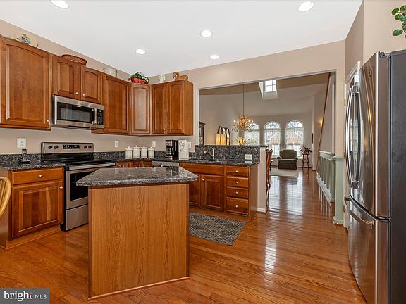 4th image of 10607 Victorian Ave