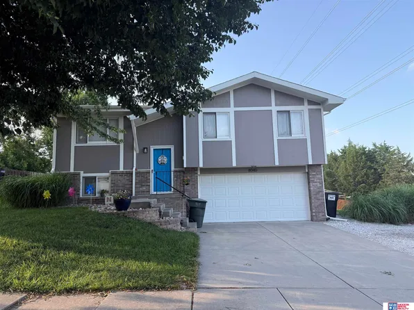 8040 Grand Oaks Dr, Lincoln, NE 68516