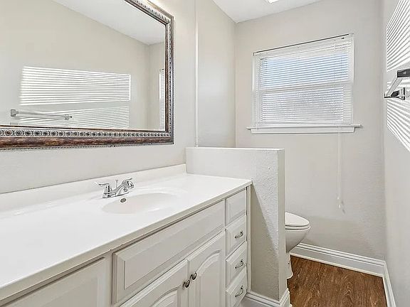 3rd image of 5067 Leith Ave