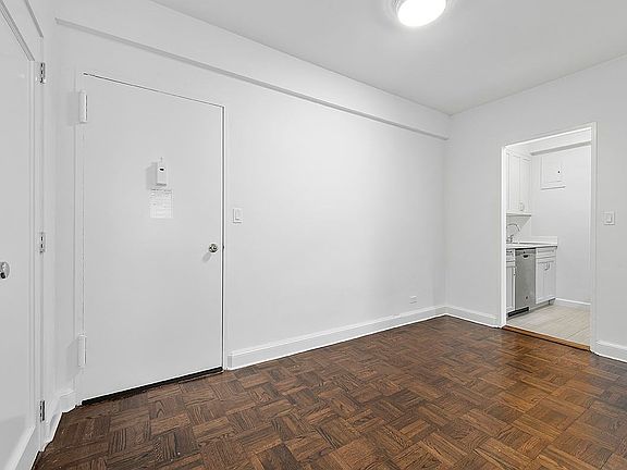 5th image of 136 E 55th St APT 5A