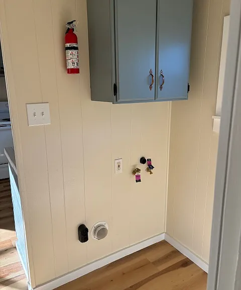 Washer/Dryer hook ups