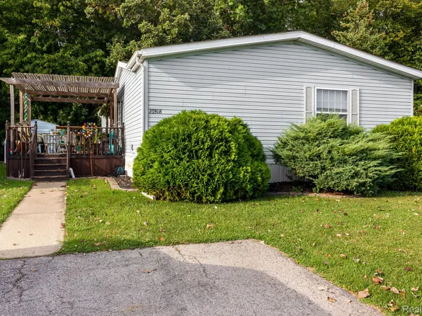 29308 Pine Dr, Flat Rock, MI 48134