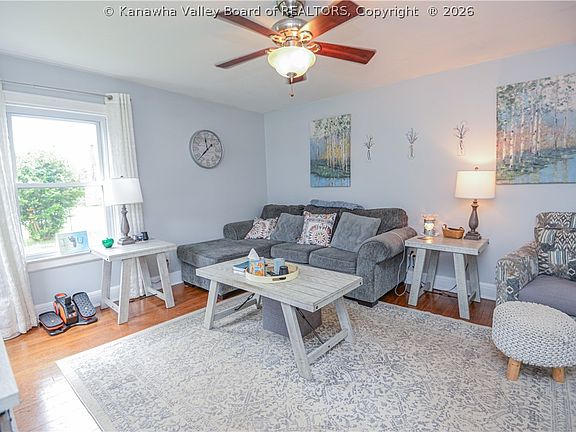 5th image of 902 S B St