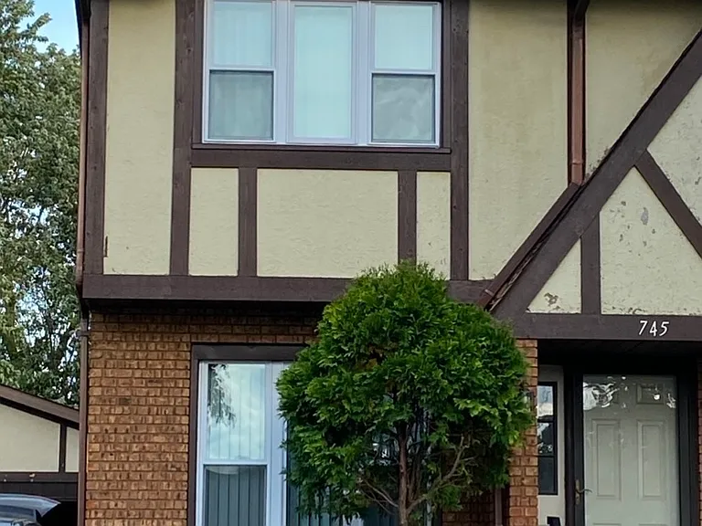 Wellington Dr — Photo 1