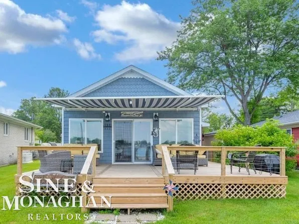 8669 River Rd, Cottrellville, MI 48039