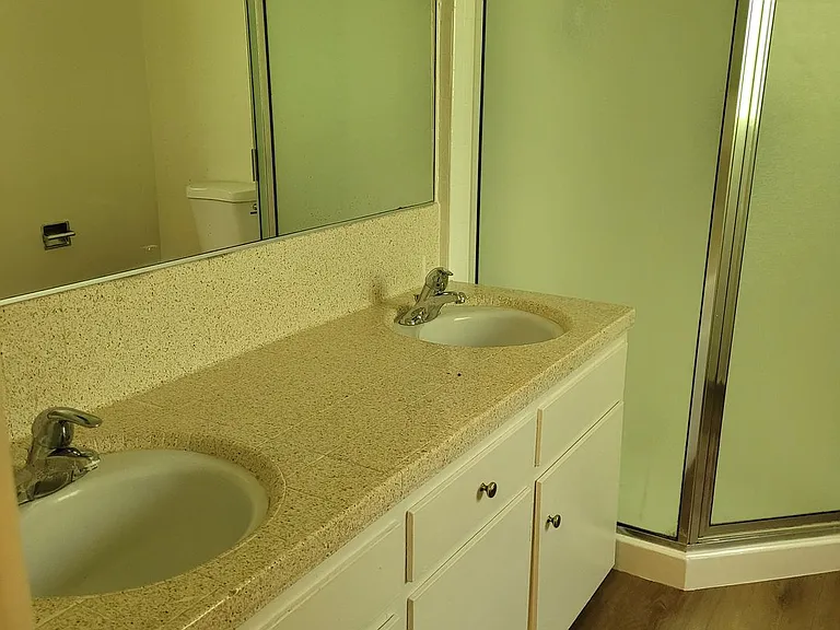 100 - Kimberly Apartments — Photo 8