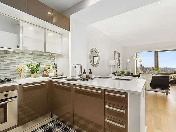 3rd image of 75 Wall St APT 36R