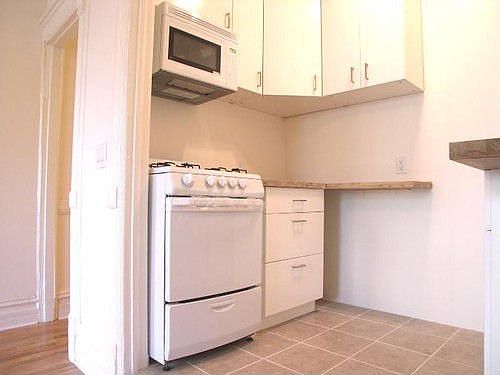 3rd image of 264 W 22nd St