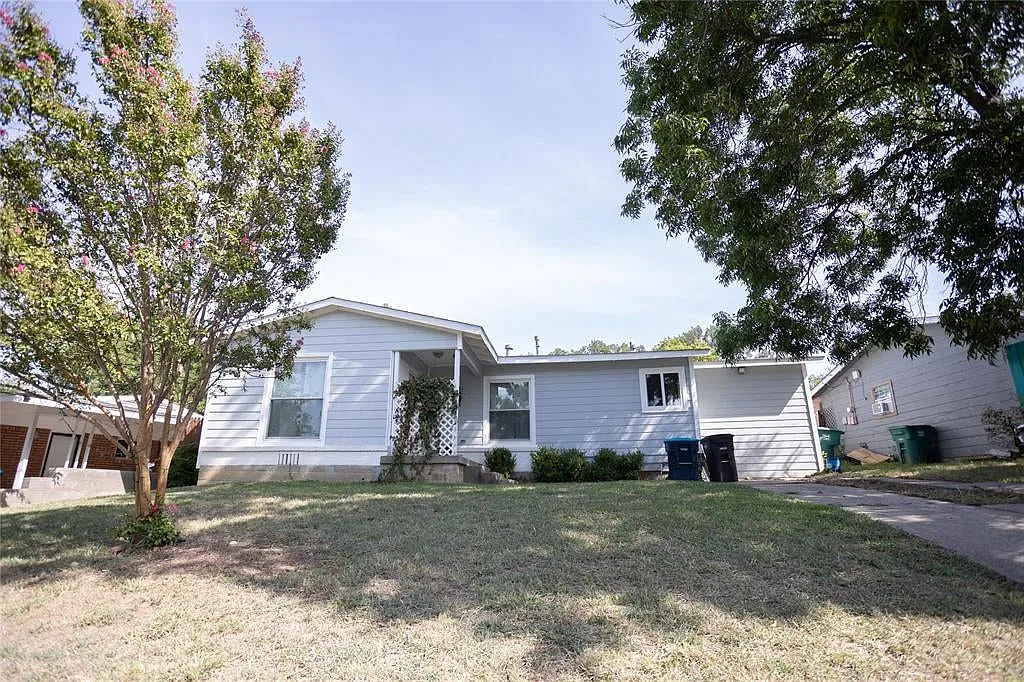 3 bed, 1231 sqft, $1,950 — Photo 1