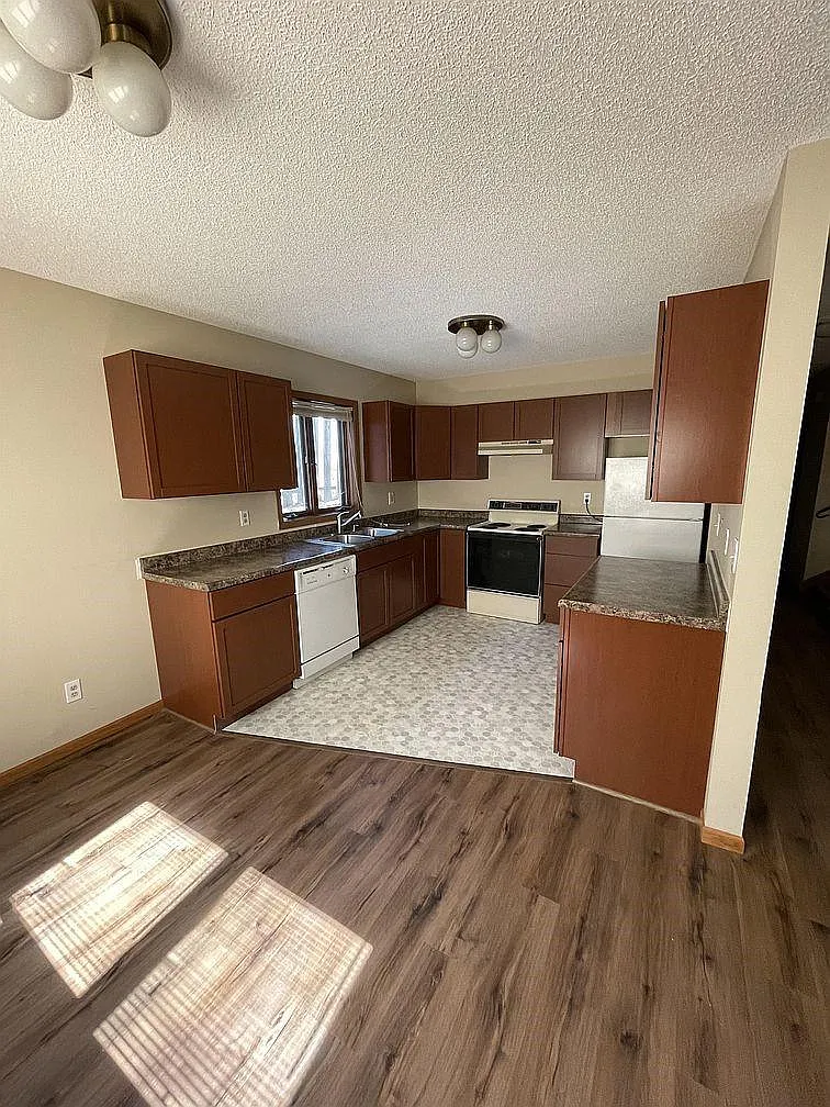 3 bed, 1100 sqft, $1,800 — Photo 4