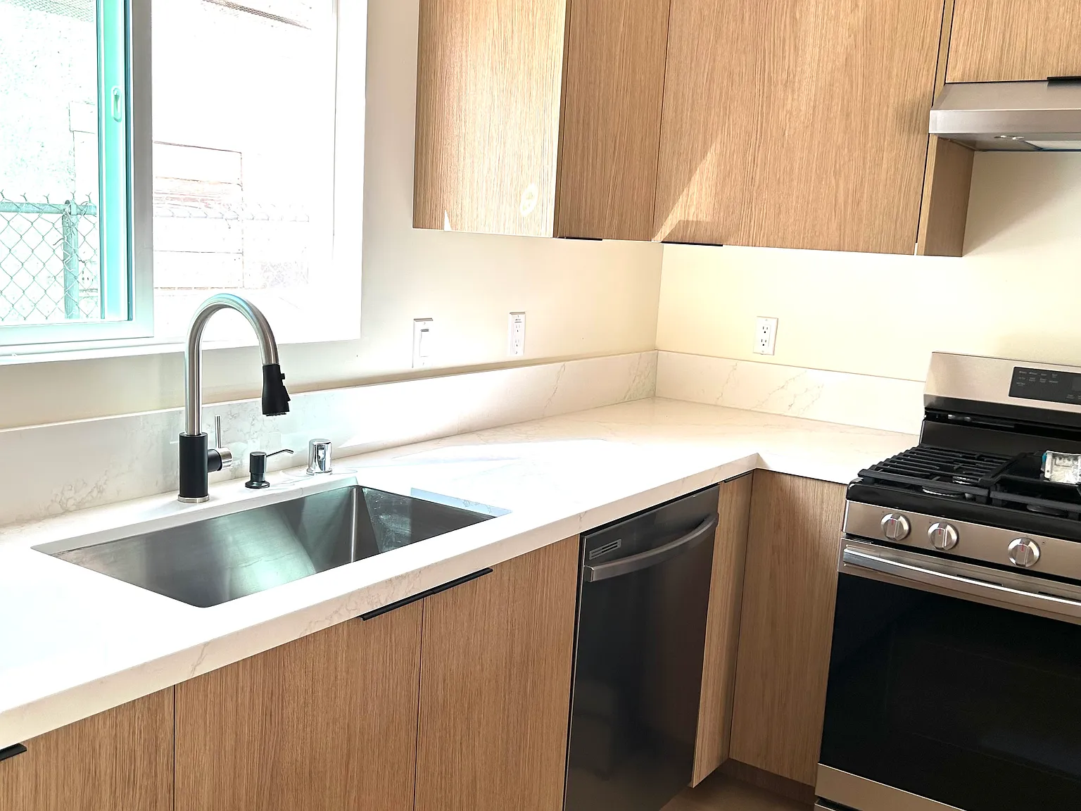 2 bed, 800 sqft, $3,300 — Photo 2