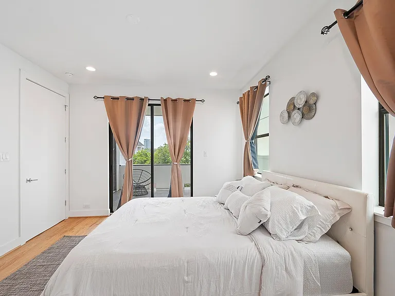 2239 N Macgregor Way — Photo 32