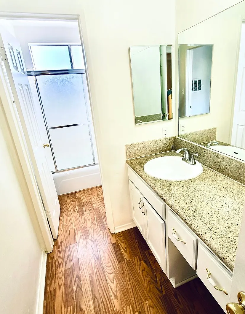 1755 Granville Ave. — Photo 4