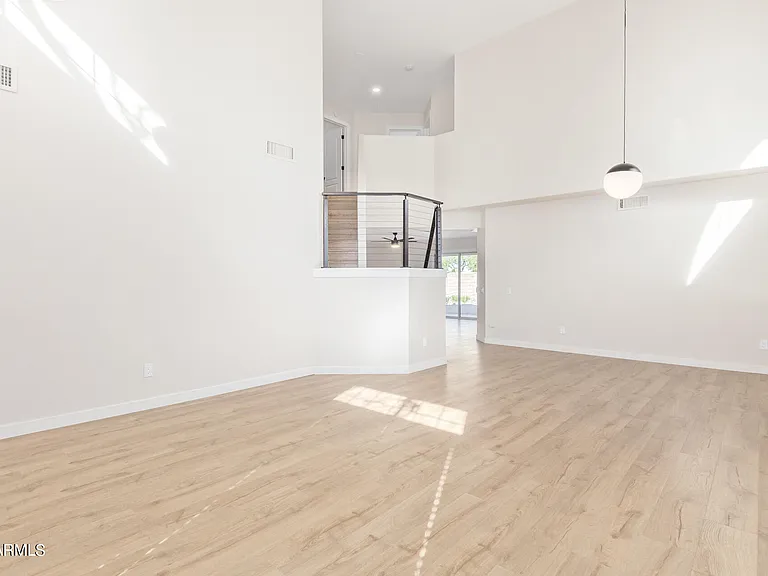 1018 W Kings Ave — Photo 18