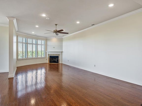 3rd image of 2801 Wexford Dr APT 305