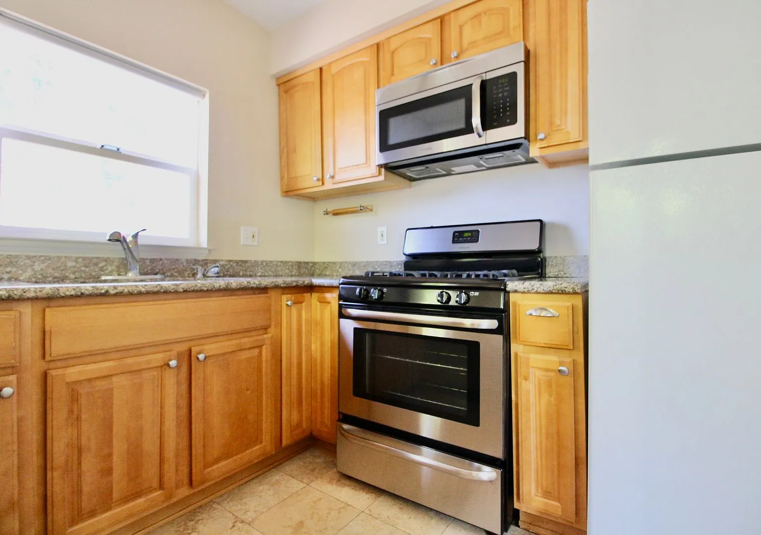 Two story unit w/ spiral staircase blocks from downtown Berkeley! In unit washer dryer! — Photo 4