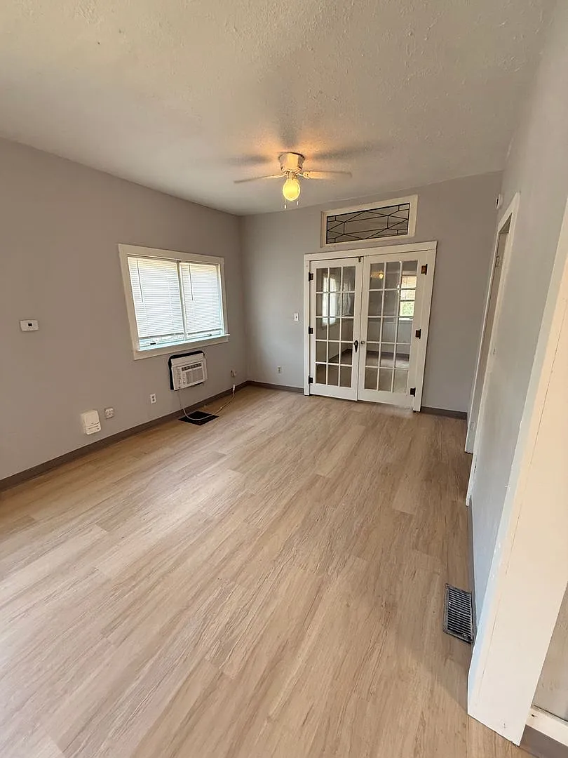 1 Bedroom 1 Bathroom / 3305 5th St, Sioux City — Photo 4