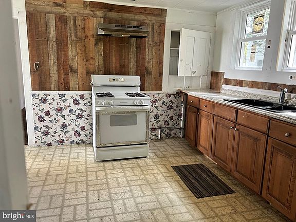 5th image of 215 Academy Ave