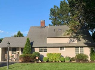 17 Giant Ln, Levittown, NY 11756
