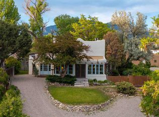 115 Quesnel St, Taos, NM 87571