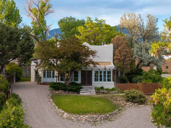 115 Quesnel St, Taos, NM 87571