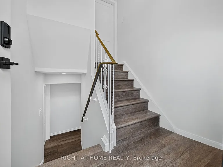 1599 Sandgate Cres #LOWER — Photo 3