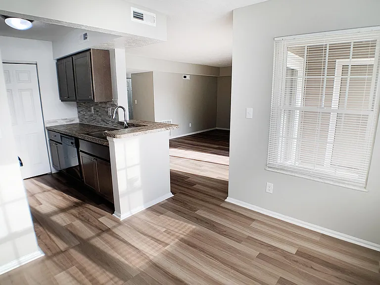 Steeplechase Apartments — Photo 41