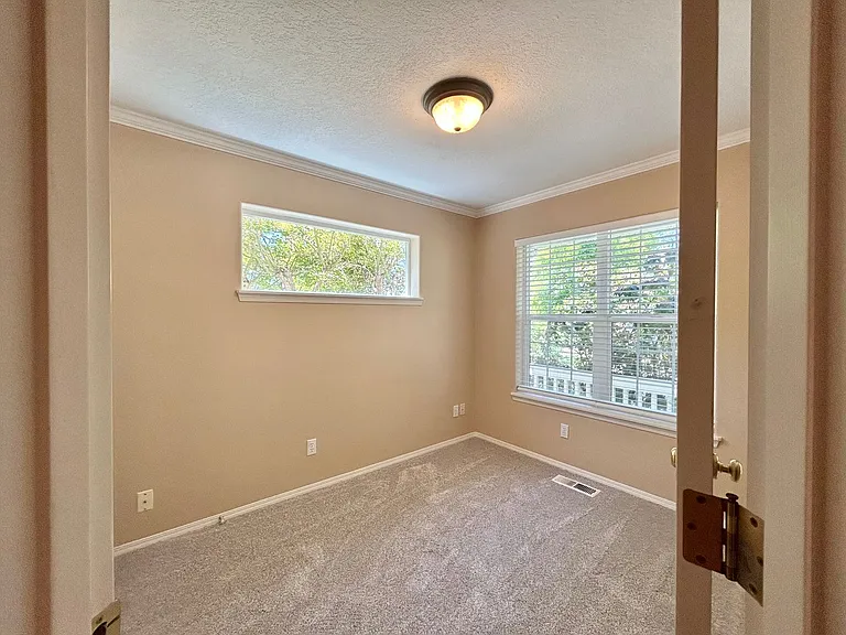 1218 NE Kinney St — Photo 5