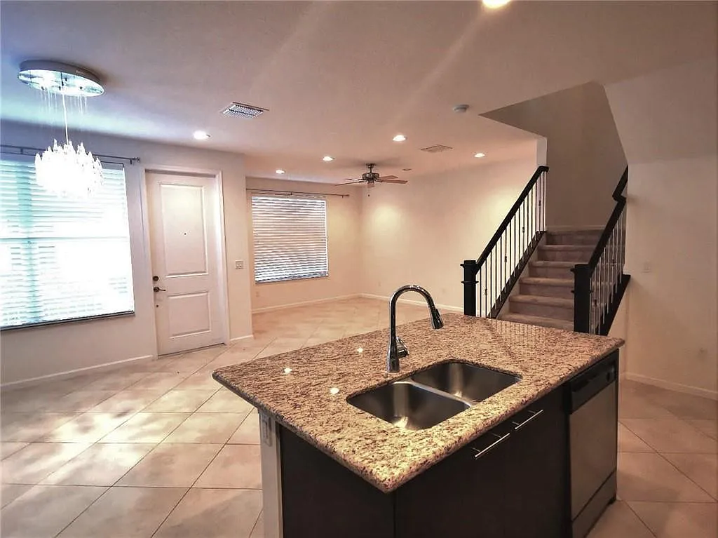 3 bed, 2.5 bath, 1839 sqft, $4,200 — Photo 4
