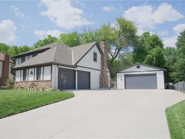 1744 E Sleepy Hollow Dr, Olathe, KS 66062