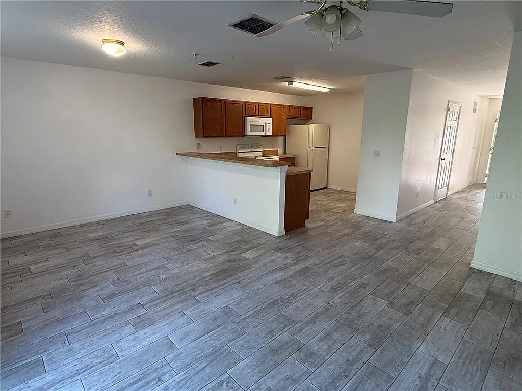 2 bed, 2.5 bath, 1303 sqft, $1,800 — Photo 4