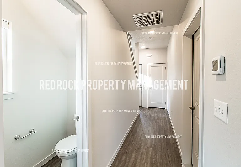 213 S Woodlawn Ln — Photo 2