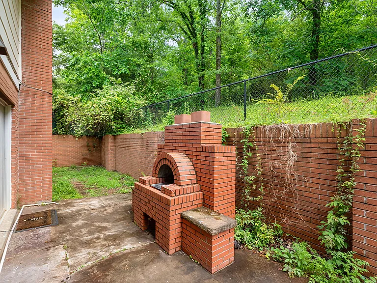 Brick pizza oven