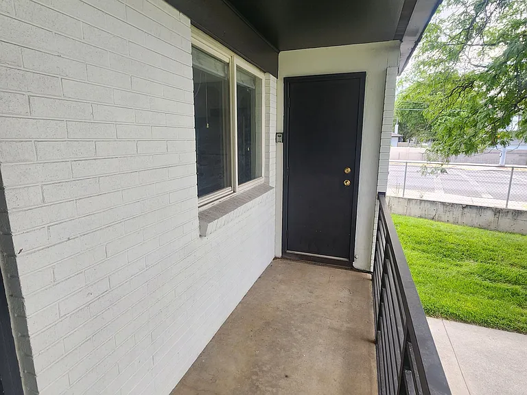 895 E Arrowhead Ln — Photo 14
