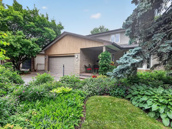 22 Lynhurst Ave, Ottawa, ON K1V 9W7