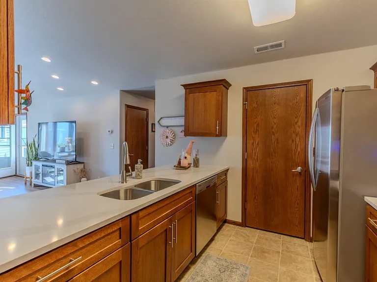 1770 E Calgary Ave — Photo 9