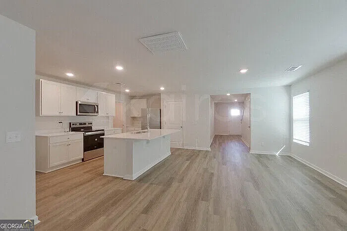 5 bed, 3.0 bath, 2361 sqft, $2,445 — Photo 4