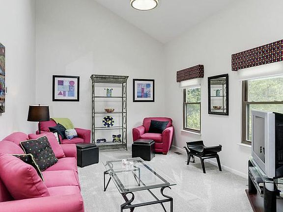 4th image of 390 Wilett Ct