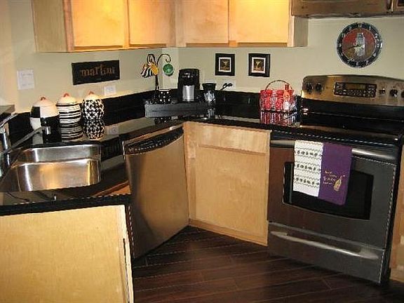 5th image of 500 Throckmorton St APT 1005