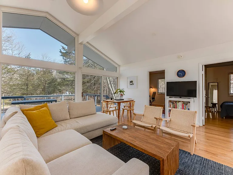 68 Springy Banks Rd — Photo 6