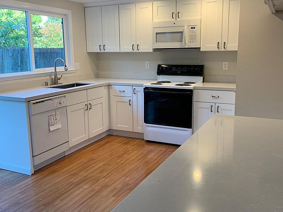 3rd image of 586 Este Madera Dr