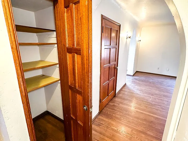 Ten-O-Five Anhalt Apartments — Photo 31