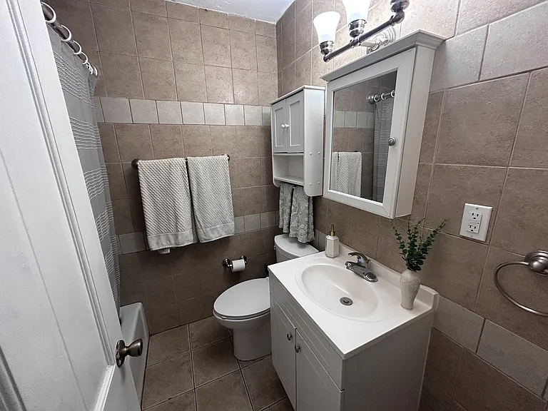 Bathroom with shower/tub
