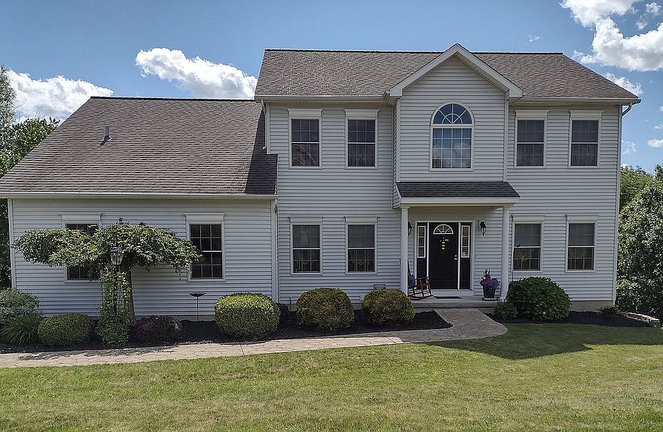 2nd image of 8 Carriage Dr