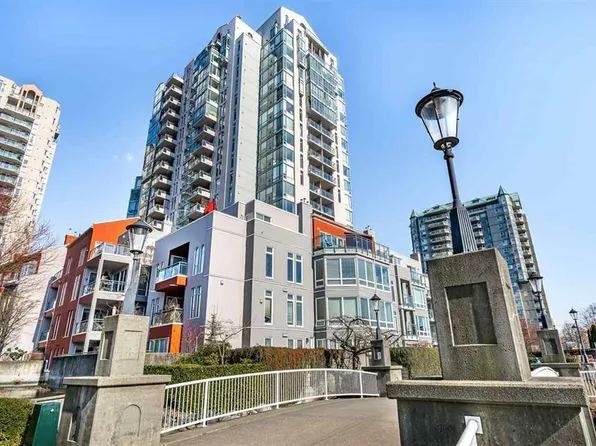 8 Laguna Ct #902, New Westminster, BC V3M 6M6