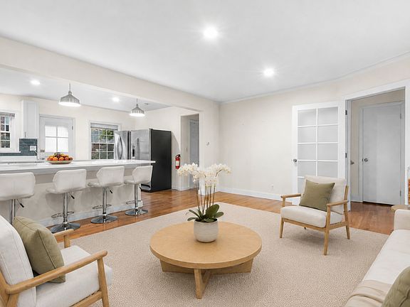 3rd image of 558 Broad Ave