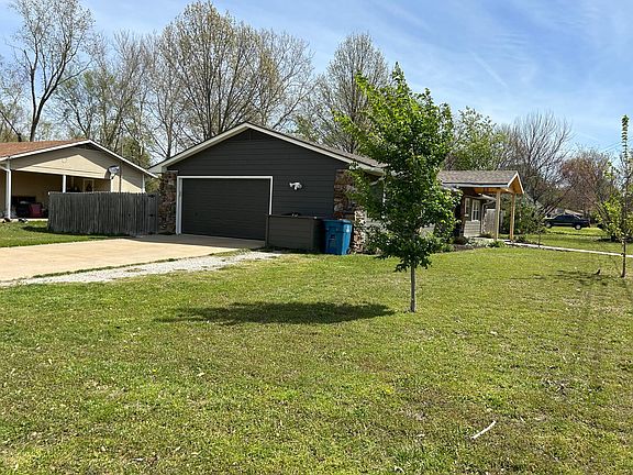 4th image of 2101 Douglas St