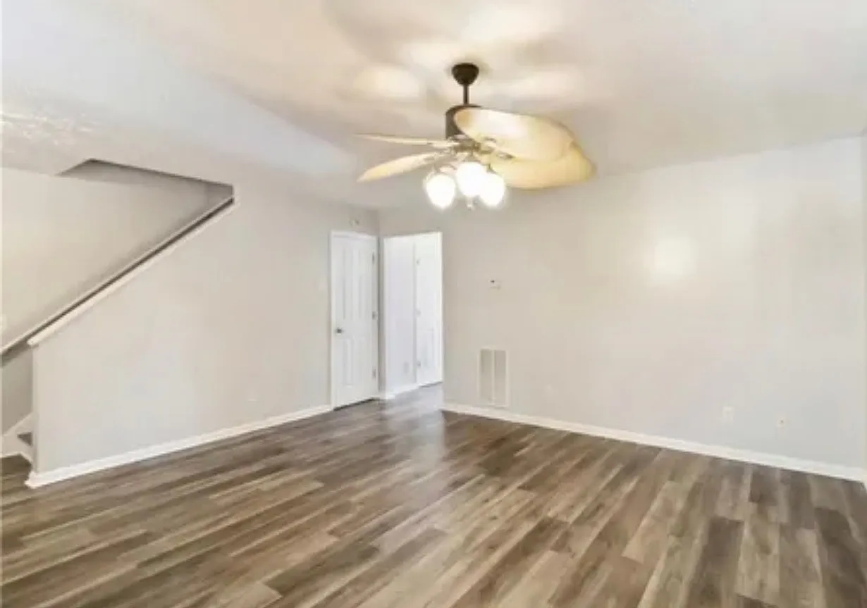 3 bed, 2.5 bath, 1422 sqft, $2,000 — Photo 2
