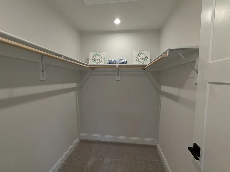 En-suite walk in closet